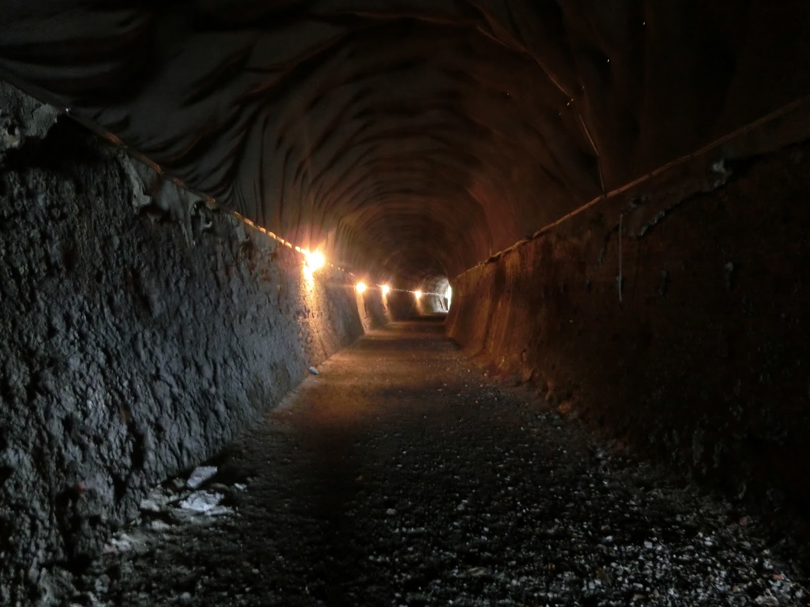 三五山トンネル レンガと煤