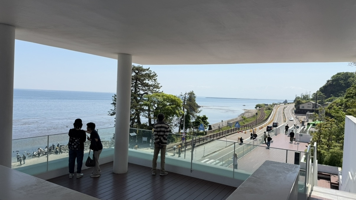 道の駅雨晴の展望デッキ